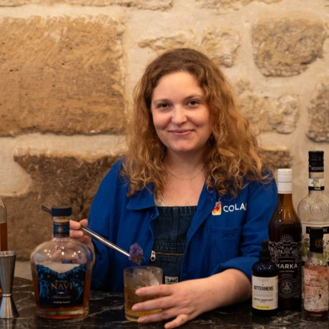 Marilou, formatrice Colada, pendant un atelier cocktail