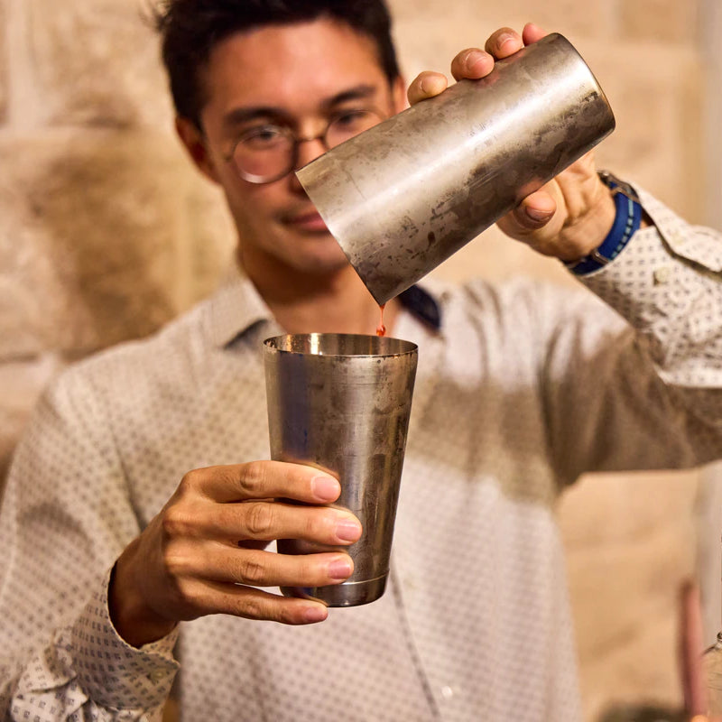 Participant réalisant un cocktail pendant le cours essentiel Colada