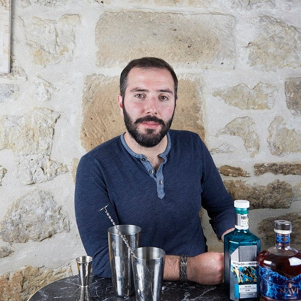 Baptiste, fondateur de Colada, pendant un atelier cocktail