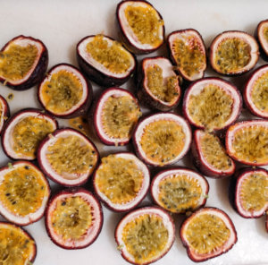 plein de fruits de la passion utilisés dans nos sirops maison pour nos ateliers colada