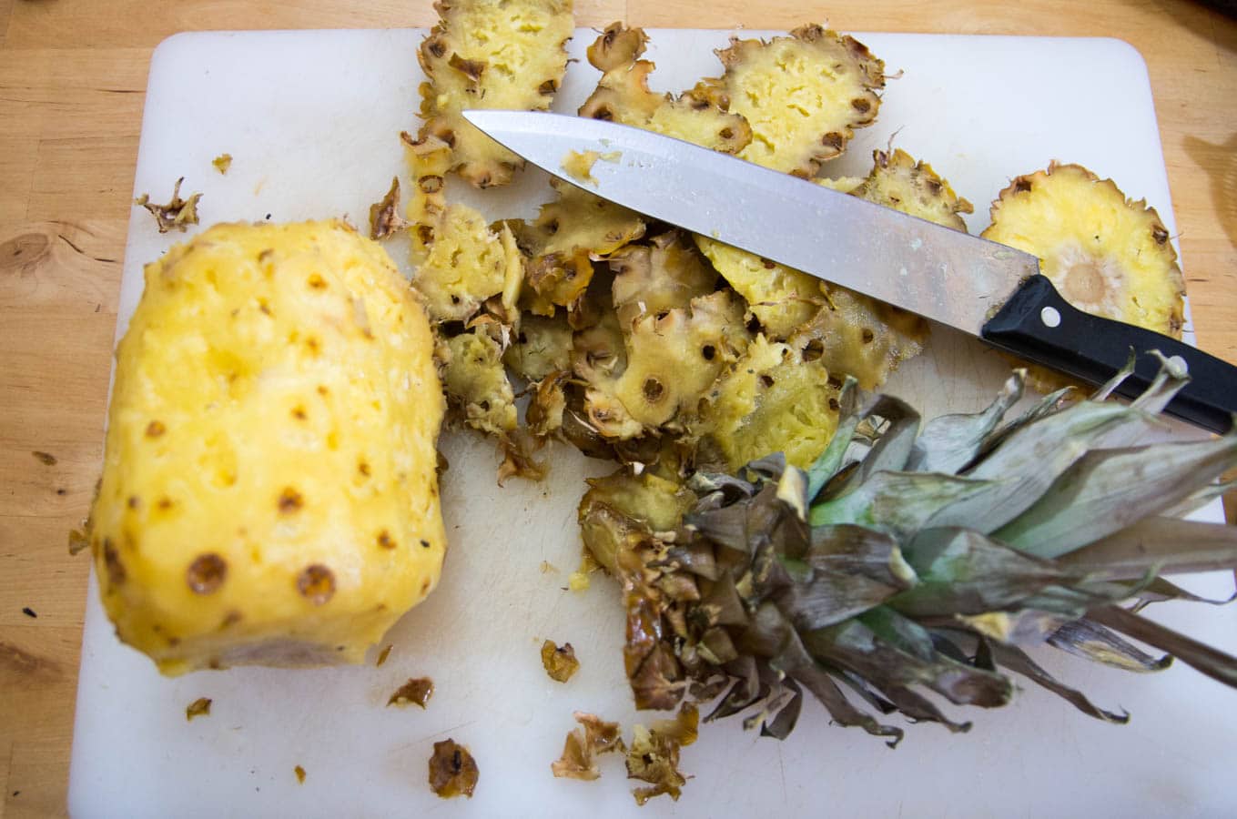 ananas avec l'écorce retirée et utilisé dans les recettes colada cocktails