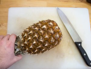 ananas pas encore préparé pour nos cocktails signés colada