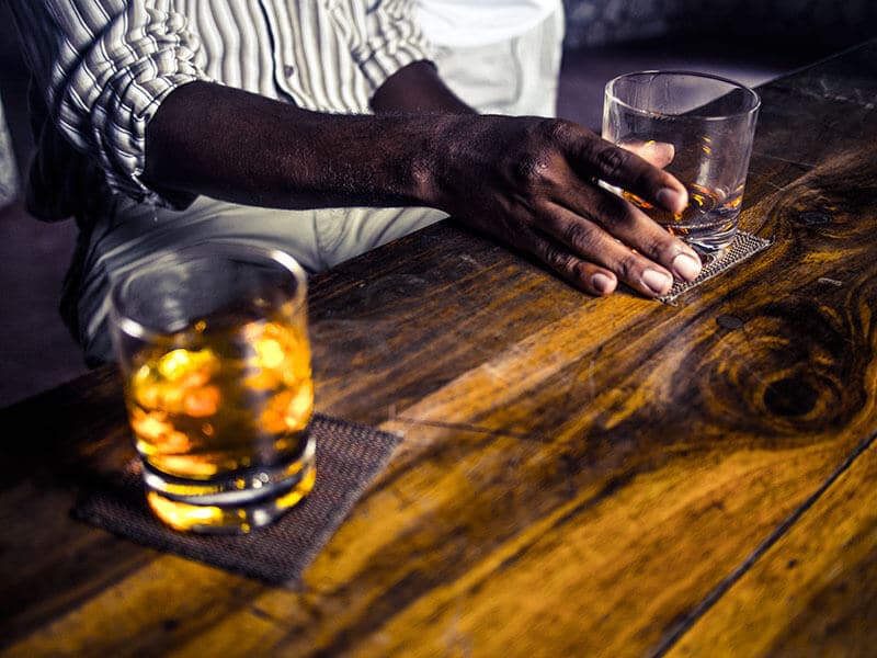 Couleurs chaudes et verre de rhum chez appleton estate