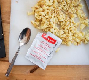 ajout de la levure pour la recette de la ginger beer