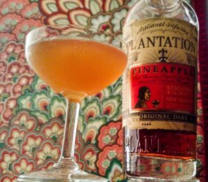 Pineapple express cocktail fait avec du Plantation Pineapple et sirop passion maison