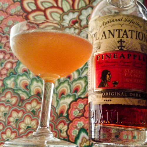 Pineapple express cocktail fait avec du Plantation Pineapple et sirop passion maison