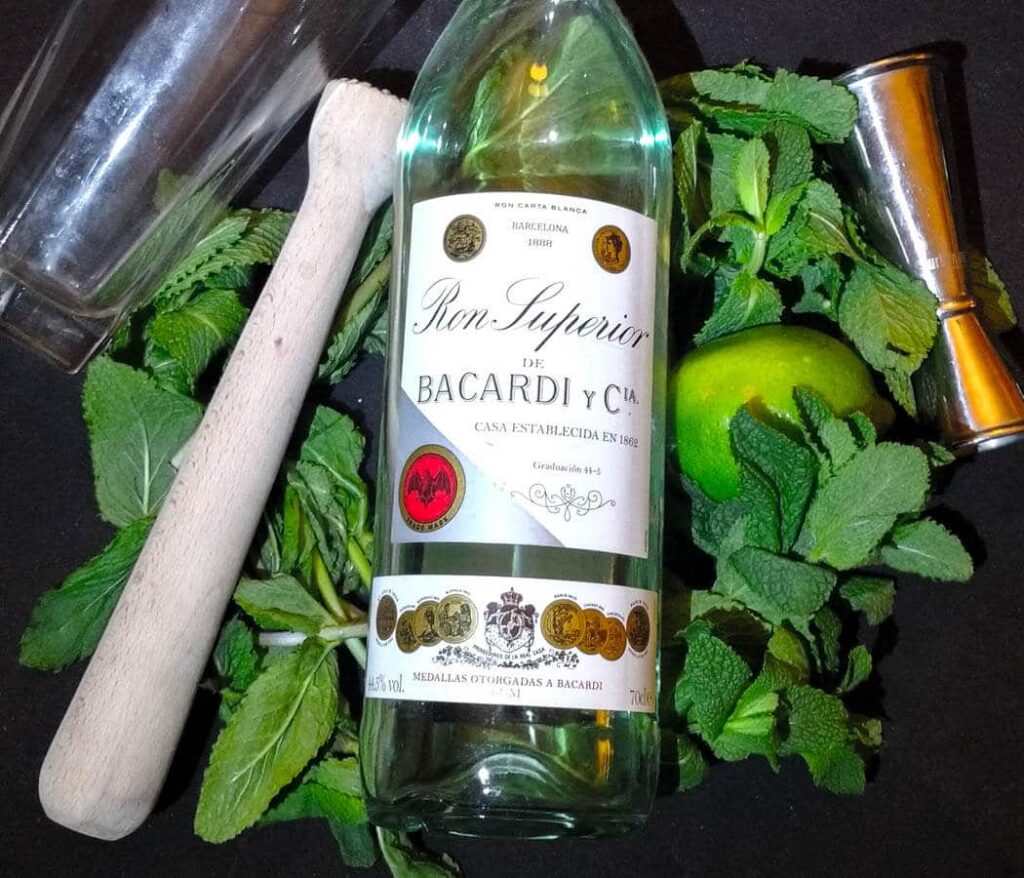 Mojito cocktail avec du bacardi, feuilles de menthe, perrier, recette colada