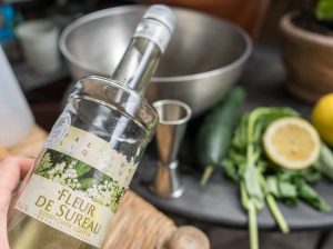 versez la liqueur de fleur de sureau dans cocktail de mariage