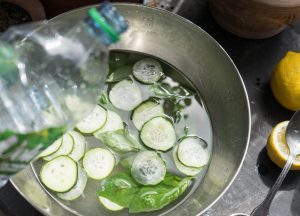 ajout de l'eau dans le cocktail de mariage