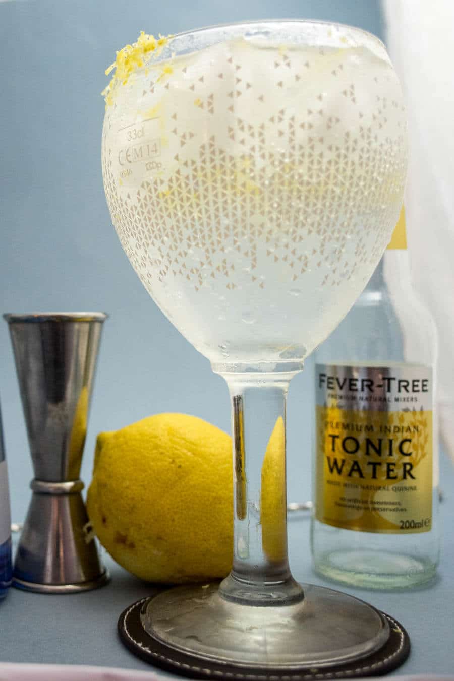 un beau verre de gin tonic cocktail colada