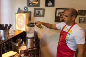 ajout du rhum au blender pour le frozen daiquiri floridita