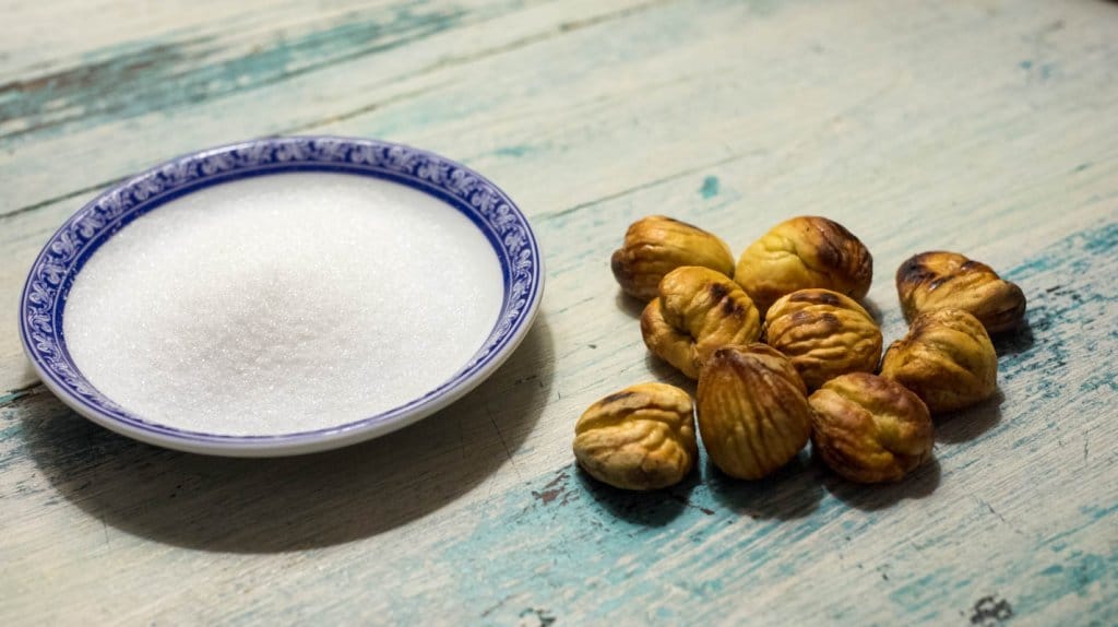 marrons et sucre dans une coupelle pour le sirop de marron colada