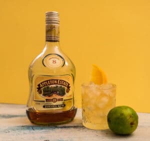 planter's punch cocktail par colada avec rhum de jamaique et citron vert