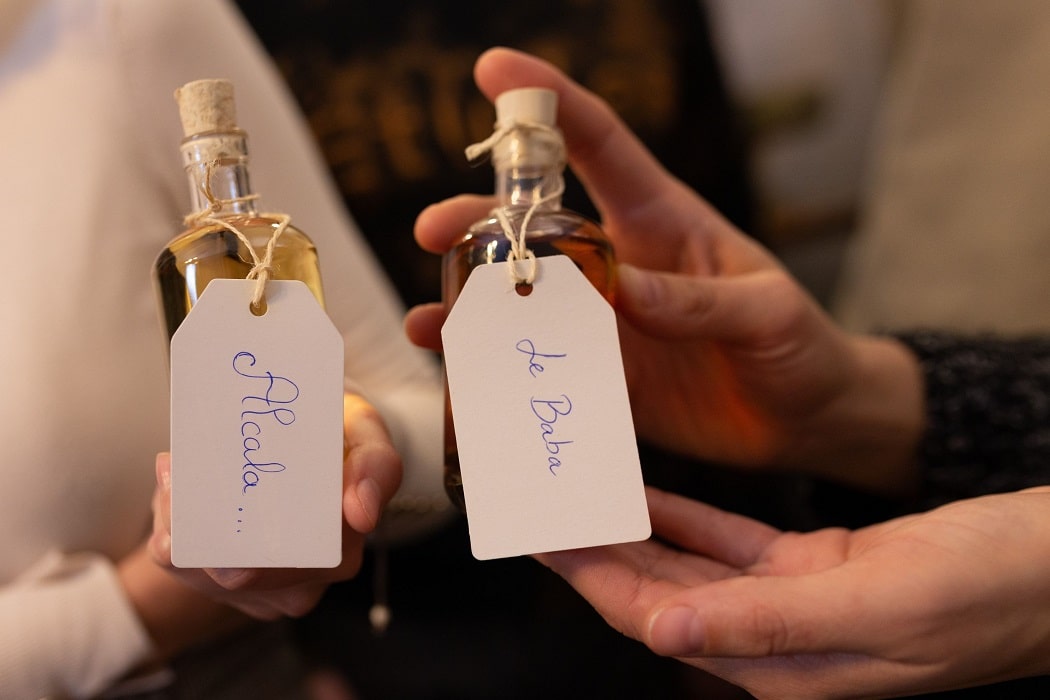 Fioles de rhum fait maison en cours de création et dégustation