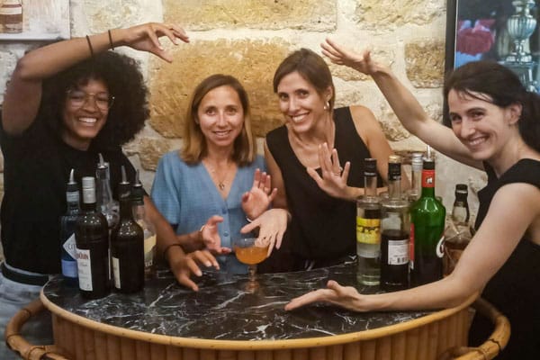 Personnes apprenant à faire des cocktails