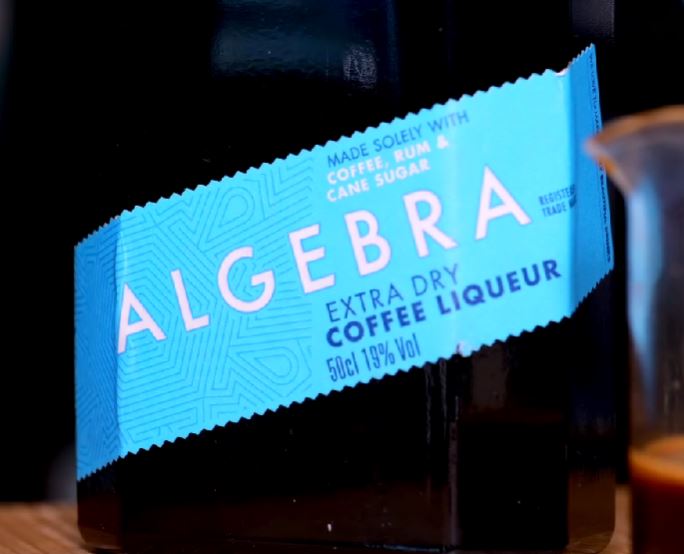 Algebra liqueur dans l'espresso martini de Colada