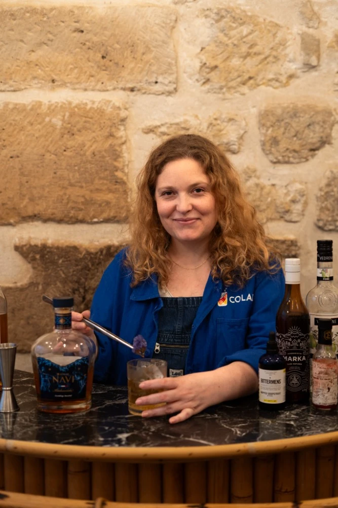 Marilou ajoutant la décoration dans le cocktail lors d'un atelier team building